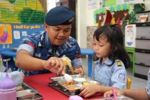 Komandan Lanud Husein Sastranegara Tinjau Pendistribusian Makan Bergizi di Sekolah Wilayah Kecamatan Cicendo