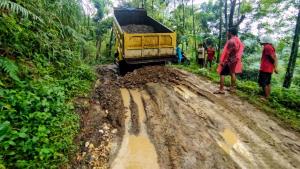 Akibat Penebangan Perhutani, Akses Jalan Desa Sidamulya Cilacap Rusak Parah