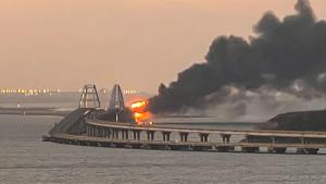 Jembatan Krimea Kembali Diserang, Ukraina Tanam 1 Ton Bahan Peledak Bawah Air