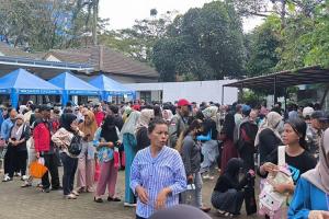 Antre Sejak Subuh! Ratusan Warga Serbu Disdukcapil Kota Tangerang untuk Legalisir Dokumen Pendaftaran SMA/SMK