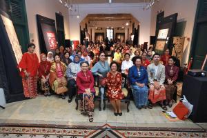 PENGARUH SIMBOL DAN BUDAYA CINA PADA WASTRA INDONESIA