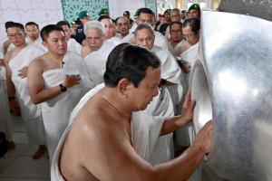 Ditemani Teddy, Presiden Prabowo Laksanakan Ibadah Umrah, Masuk ke Dalam Kakbah dan Cium Hajar Aswad
