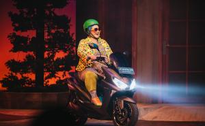 Sita Nursanti Memukau, Menyanyi, Menari, hingga Naik Motor di Panggung Musikal Keluarga Cemara