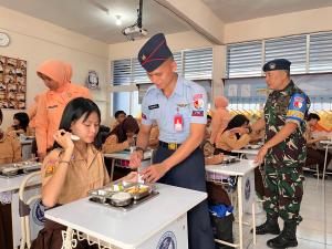 Hari Anak Nasional, Lanud Husein Sastranegara Distribusikan Lebih dari 7000 Paket Makanan Bergizi Gratis