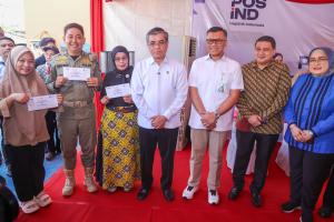 Menaker Yassierli Pantau Distribusi Bantuan Subsidi Upah di Makassar