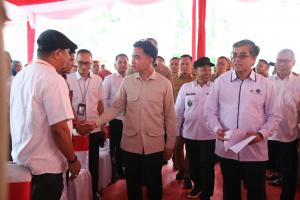 Saksikan Penyaluran BSU di Pekanbaru, Wapres Minta Agar Tak Digunakan untuk Judi Online atau Game Online