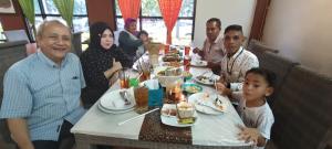 Rojali dan Rohana Adalah Kita: Potret Daya Beli dan Perilaku Konsumen Saat Ini