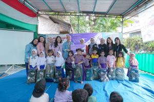 Hari Anak Nasional 2025, Krom Bank Berbagi Donasi Pendidikan Bersama Ratusan Anak