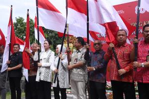 Ditjen Polpum Kemendagri Luncurkan Gerakan Pembagian 10 Juta Bendera Merah Putih di Denpasar