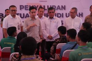 Wapres Gibran dan Menaker Yassierli Monitor Distribusi BSU di Lombok