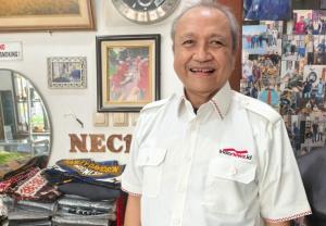 Hadiahi Pemred indonews.id Seragam Baru, Ultah Rimet Za Henry Pemilik Neciss Tailor