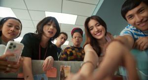 Unik Seperti Filmnya, Para Crew dan Cast Mewawancarai Media