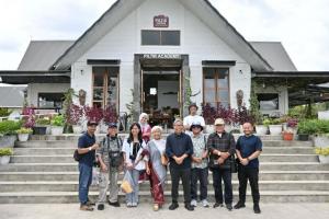 Kemenpar Promosikan Pariwisata dan Gastronomi Lokal Danau Toba Melalui Fam Trip
