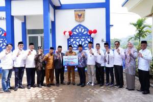 Direktur Utama Bank Nagari Gusti Candra serahkan Bangunan Gedung Sekretariat MUI Kepada Bupati Tanah Datar