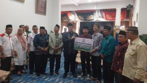 Wakil Bupati Tanah Datar Serahkan bantuan Untuk 22 Calon Ulama yang kuliyah Di Mesir Dan Maroko
