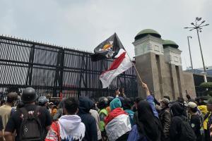 Demo di Depan DPR Ricuh, Enam Orang Diamankan Polisi