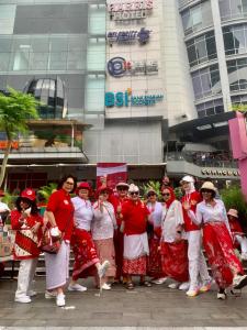 Bangkitkan Cinta Berkain, IKPNI dan KCBI Gelar Jalan Sehat Merah Putih Berkain di Acara Car Free Day