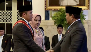 Seskab Teddy Indra Wijaya Terima Bintang Mahaputera Utama dari Presiden Prabowo