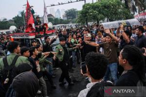 Demo "Indonesia Gelap, Revolusi Dimulai" Ricuh di Depan DPR, Massa Desak Fadli Zon Ditangkap