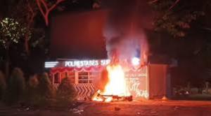 Aksi Solidaritas untuk Affan Kurniawan Ricuh di Surabaya, Sejumlah Pos Polisi Dibakar Massa