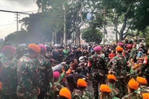 Curhat ke TNI, Massa Bertahan di Depan Mako Brimob Tuntut Keadilan atas Kematian Ojol