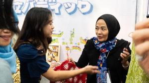 Kisah Ely dan Ria, Perempuan PNM yang Membawa Cokelat dan Batik ke Panggung Dunia