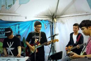 Band Indiepop The Silent Love Merilis Ulang Rainy Season