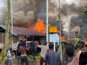 Mencekam! Asmat Papua Rusuh: Pos TNI Dibakar, Toko Dijarah, Dipicu Warga Tertembak