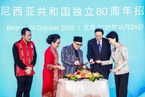 TUMPENG ANWAYATMOLI RAMAIKAN RESEPSI HUT RI KE-80 DI BEIJING