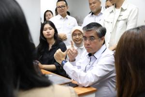 Menaker Yassierli Tinjau Pelaksanaan Magang Nasional di Graha Mustika Ratu