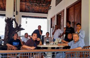 Kinerja Terus Meningkat! Tim Redaksi Indonews.id Chill Out Bareng dengan Cerutu dan Wine