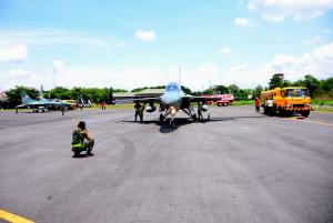 Pesawat Tempur F-16 dan T-50i Lakukan Pengisian Bahan Bakar Tanpa Matikan Mesin