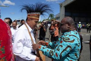Kunjungi Sejumlah Titik di Timika, Menko Polkam Djamari Chaniago Pastikan Keamanan Wilayah Papua