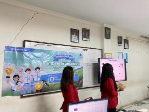 Mahasiswa Universitas Mercu Buana Edukasi Siswa SMK Cyber Media tentang "Etika Berkomunikasi di Dunia Maya"