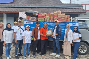 Pemimpin Cabang PNM Jember Ade Cresna Setyawan Pimpin Penyaluran Bantuan untuk Korban Erupsi Semeru