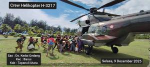 Helikopter Caracal TNI AU Distribusikan 2,8 Ton Bantuan ke Tanah Datar dan Agam