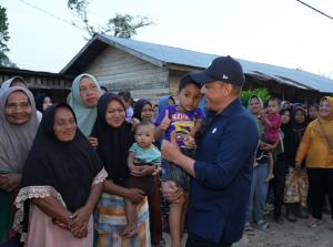 Direktur Utama PTPN IV PalmCo Bersama Anak-Anak Pengungsi Banjir dan Longsor di Aceh Tamiang