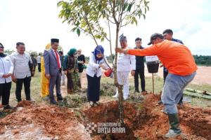 Tanam Pohon Produktif, Bupati Batu Bara Apresiasi Kontribusi PNM dalam Pembangunan Berkelanjutan Daerah