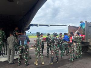 CN-295 TNI AU Evakuasi 82 Pengungsi dan Distribusikan 12,6 Ton Logistik ke Sibolga dan Rembele