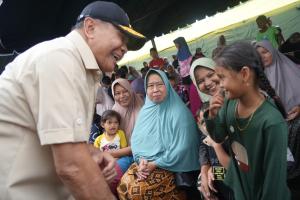 Menko Polkam Serahkan Mobil Penjernih Air dan Tinjau Perbaikan Jembatan di Aceh