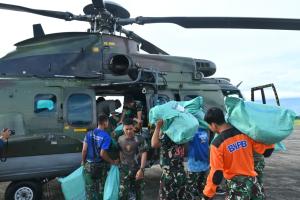 Helikopter Caracal TNI AU Salurkan 4 Ton Bantuan ke Tujuh Desa Terdampak Bencana di Bener Meriah dan Aceh Tengah