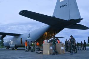 Pesawat TNI AU Angkut 24 Ton Bantuan ke Kabupaten Bener Meriah