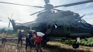 Helikopter TNI AU Distribusikan 1 Ton Bantuan dengan Teknik Hovering