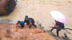 Satgas Penanggulangan Bencana Alam Kodim Tapteng Evakuasi Puluhan Warga Terjebak Banjir Susulan di Kecamatan Tukka