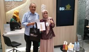 Pemred Indonews.id Asri Hadi Tercatat Jadi Nasabah Pertama BSI Cabang Pondok Indah Mall 1