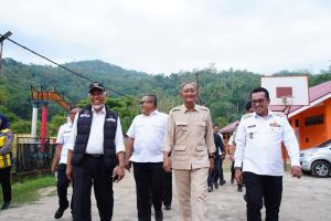 Ruas Jalan Setangkai-Batusangkar Rusak Parah, Menteri PU Targetkan Perbaikan 2026