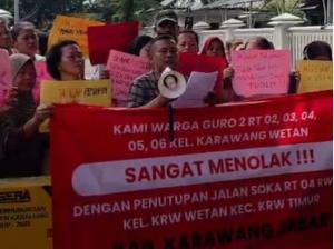 Warga Kerawang Wetan Demo Minta Akses Stadion Singaperbangsa Dibuka