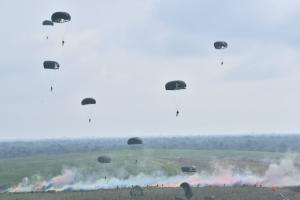 Brigade Parako 1 Pasgat Uji Kemampuan Tempur di Latihan Hardha Marutha 1