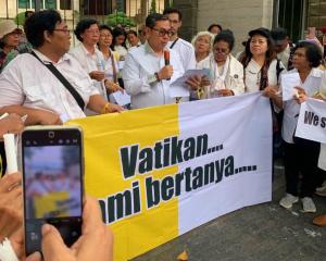 Buntut Pengunduran Diri Mgr Paskalis, Umat Katolik Tuntut Transparansi Lewat Aksi Seribu Lilin di Kantor Kedubes Vatikan