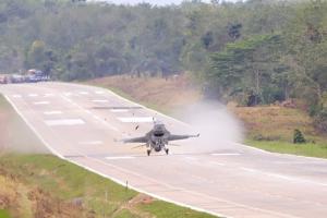 Pesawat Tempur TNI AU Uji Coba Pendaratan di Tol Lampung